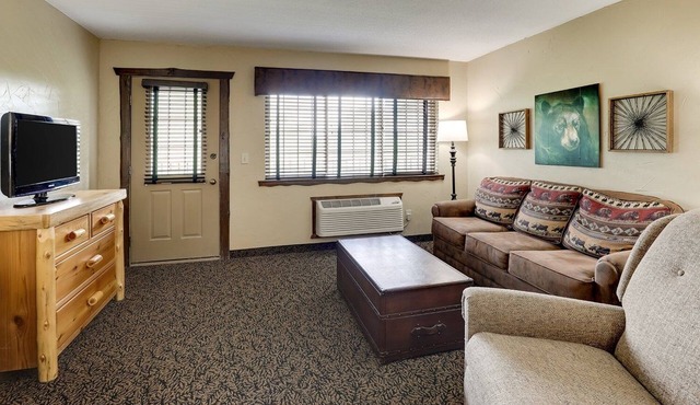 Extended Stay Queen Suite, Kitchenette, Living Area, Stoney Creek