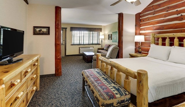 Extended Stay Queen Suite w/Kitchen & Pool | 5mi to Onalaska Omni Center