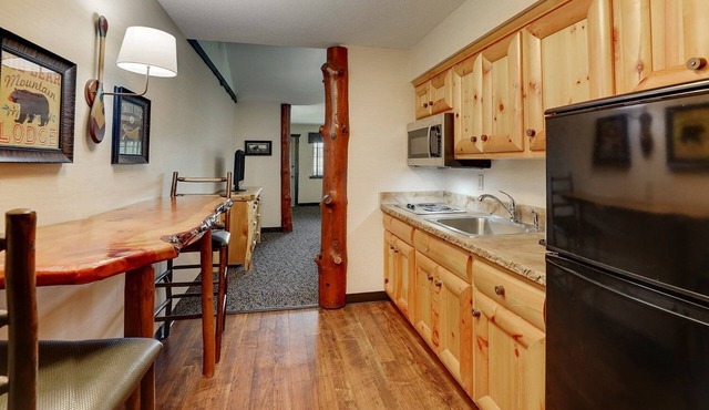 Extended Stay Queen Suite, Stoney Creek, Kitchen and Balcony | 2 Units