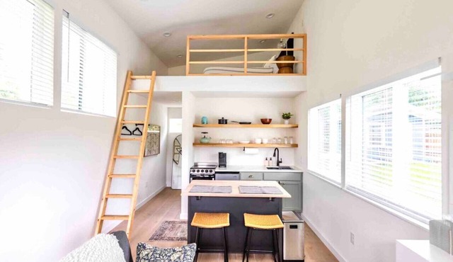 Extended Stay Retreat: Cozy yet Spacious Tiny Gem!