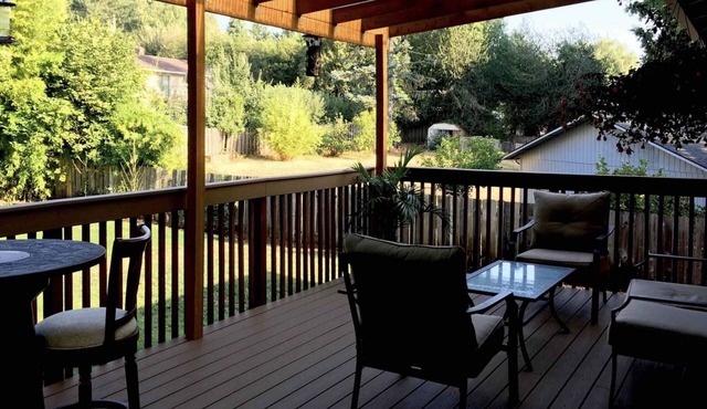 Extended Stay Walk to Restaurants Cafés & Food Carts Patio Large Yard Pet