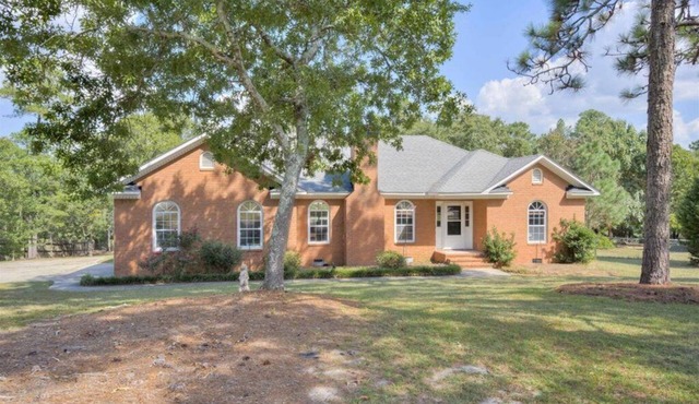 Extended Stays Encouraged! Large home with firepit, poker table-Pet friendly!