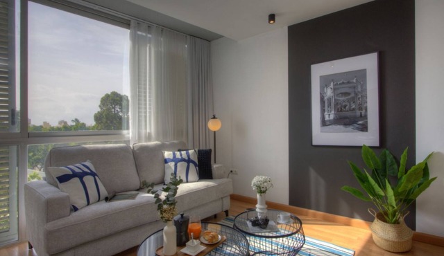 Exterior studio with natural light & top location