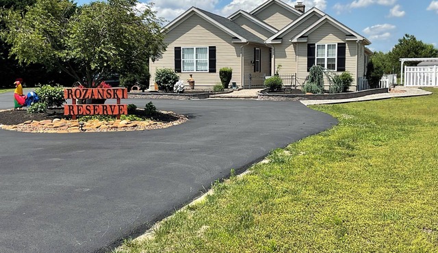 EXTRA CLEAN In-Law-Suite - QUEEN bed, High Speed WIFI, Smart TV & Much More!