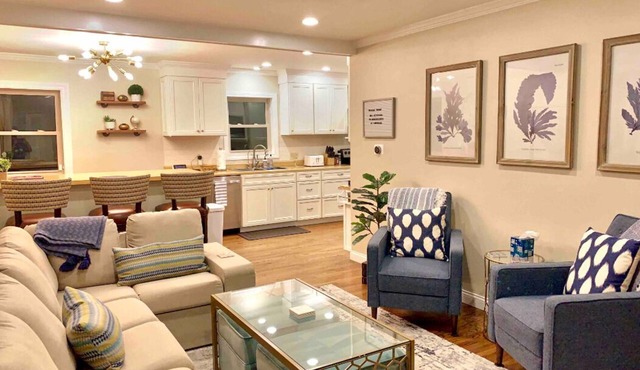 *EXTRA CLEAN*Renovated 2019 + Brand New Furniture! Open Plan & Short Walk to ND!