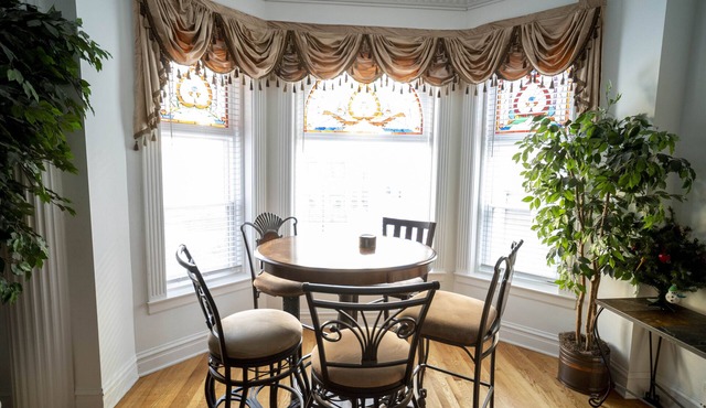 Extra Large Authentic Chicago Graystone walk to Wrigley, Lakefront & Restaurants