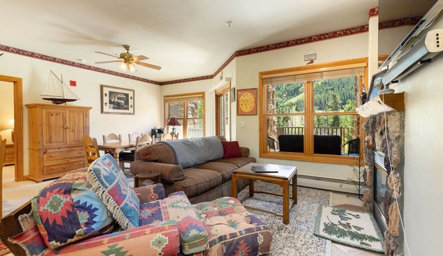 Extra Large Condo, Amazing Views, Community Hot Tub - Quick Walk to Slopes!
