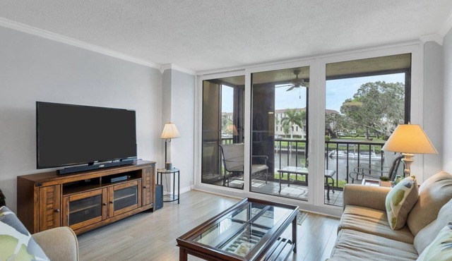 🥇 Extraordinary 2bd waterfront condo (CH897)