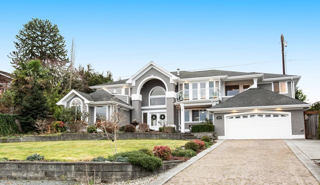 Extraordinary home w/a hot tub, fireplace, game room, pool table - ocean views