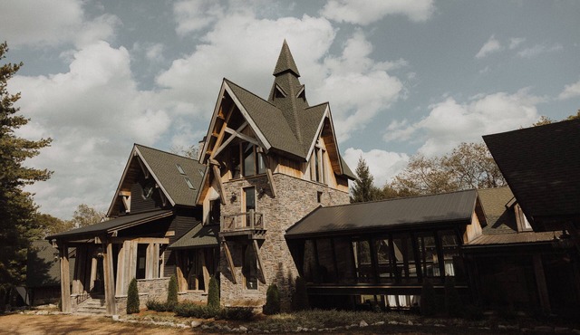 Extraordinary Manor at Dark Horse Estate