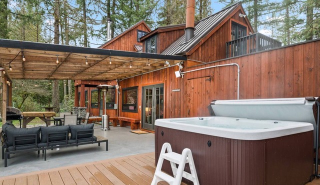 Extraordinary River Views and Setting, Hot Tub, Fire-Pit, Open Layout, New Décor and Furnishings