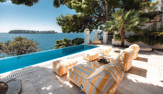 Extraordinary seafront villa with pool for up to 9 people