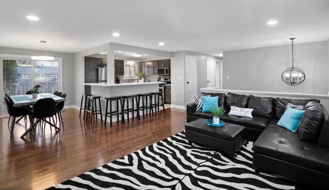 Extravagance - 4 Bedrooms 2.5 Baths With Deck
