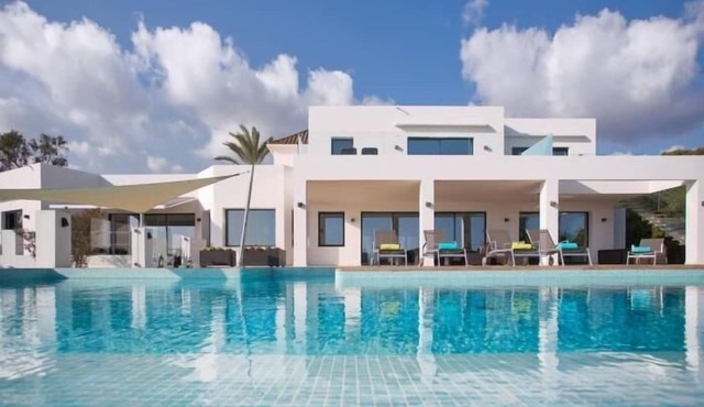 Extravagant 8 BDRM Villa In Marbella, Beachside ✔
