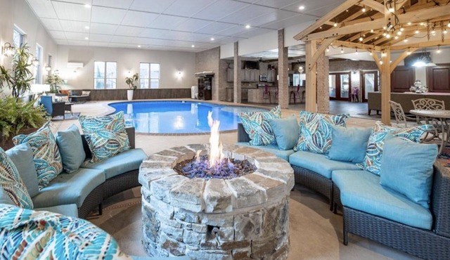 Extravagant Heated Indoor pool w/3 beds, 3 baths! n