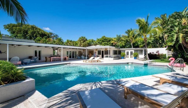 Extravagant Palm Beach Pool Oasis! Sleeps 8!