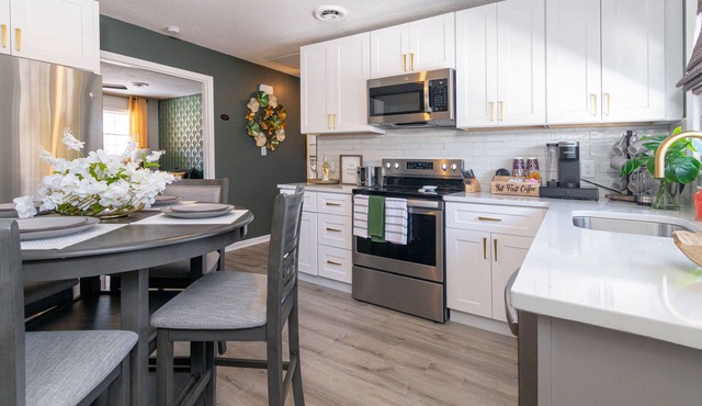 Extravagantly Remodeled 2BR,Apt Upstairs,Fast WiFi