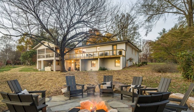Extreme privacy/Acreage/Hot Tub/Mountain Views/Central!