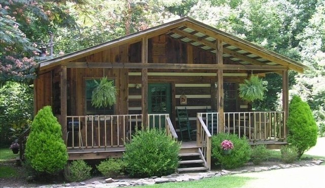 Extremely clean cabin in a quiet setting with an outdoor fire pit.