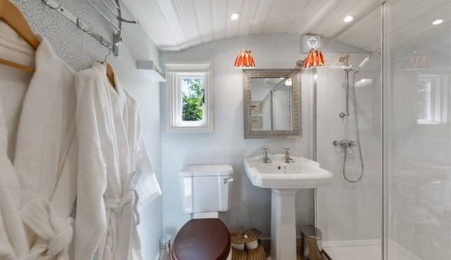 Extremely remote elegant hut set with valley views immersed in nature.