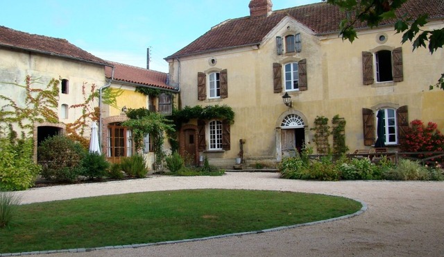 Extremely spacious, Country Farmhouse with pool & summer kitchen, sleeps 13+