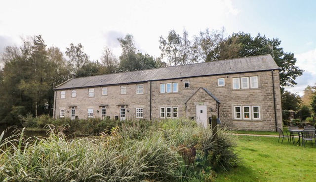 EYAM, family friendly, character holiday cottage in Two Dales