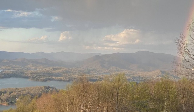 'Eye Candy' Breathtaking Mountain and Lake Views! Hot Tub