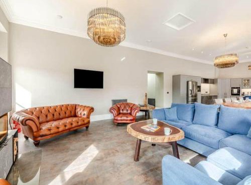 Eye Mouth Luxury Stays