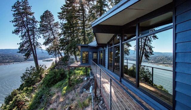 Eye On The Gorge - Perched On The Edge Of The Gorge, Private Hot Tub, A/C, Updated and Epic