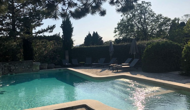 Eygalières, Charming Mas Provençal with swimming pool in the heart of nature.