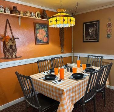EZ 1 mile to Fort Sill! Pumpkin Cottage sleeps 9, grills, firepit, laundry