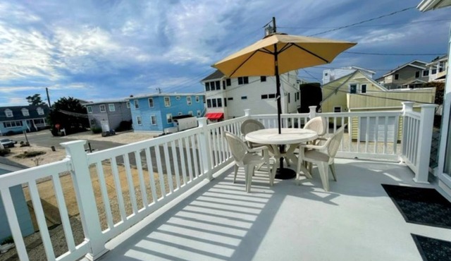 EZ 4 MINUTE WALK 2 BEACH, BAY & EATS CLEAN 2 BR LINENS BBQ 4 BADGES BEACH CHAIRS