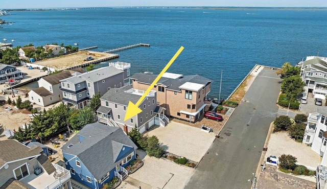 EZ WALK 2 BEACH & EATS 2 OFF BAY BIKES BADGES FIREPIT GAME ROOM TOWELS & LINENS!