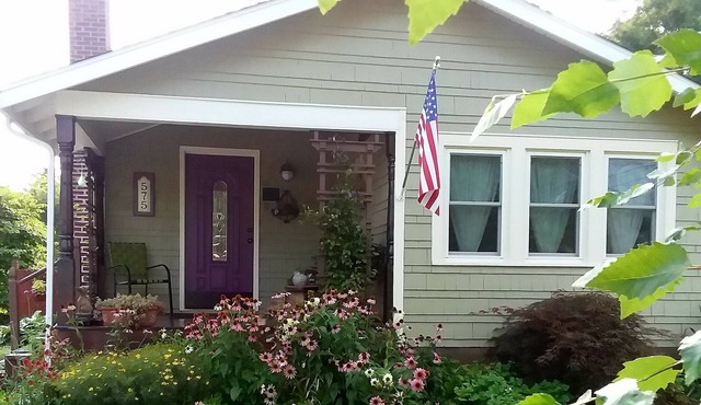 Ezmeralda's ~ Classic 1920's Renovated Bungalow ~ "A Hidden Gem of Geneva"