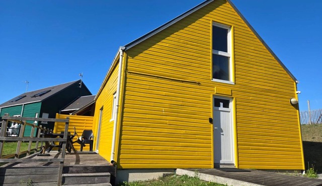 Family-Friendly Seaside Cottage: WiFi, Shared Laundry, Terrace, Pets Welcome, Parking