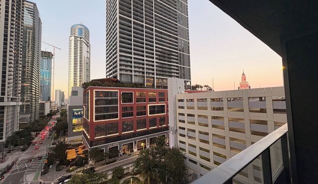 F1008 - Modern Corner 1-Bdr Apt with Pool & Gym in Miami Downtown