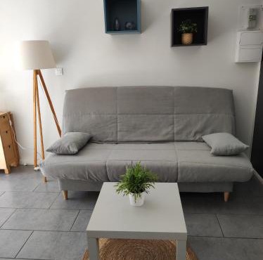 F2 50m de la mer avec parking privé