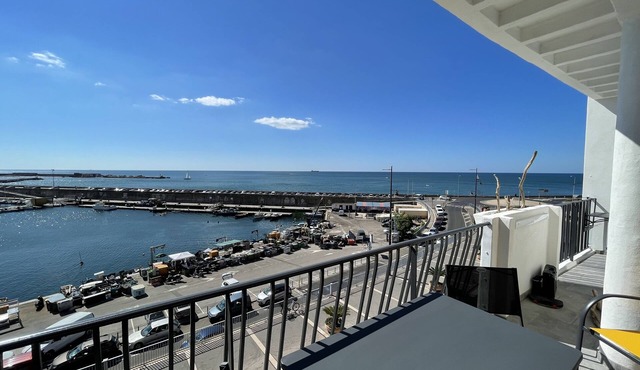 F2 Avec Terrasse et une vue Exceptionnelle sur le Port et le Môle