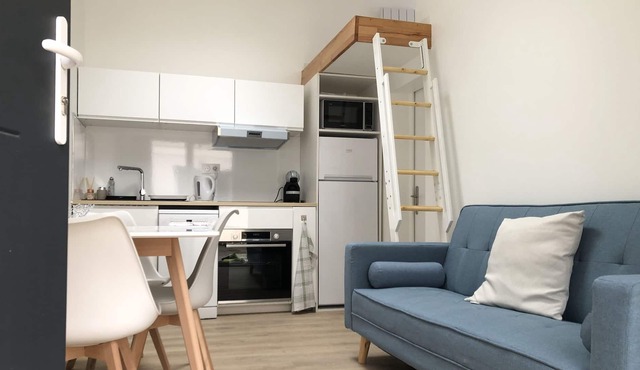 F2 equipped, 15mn from Paris, parking, air conditioning