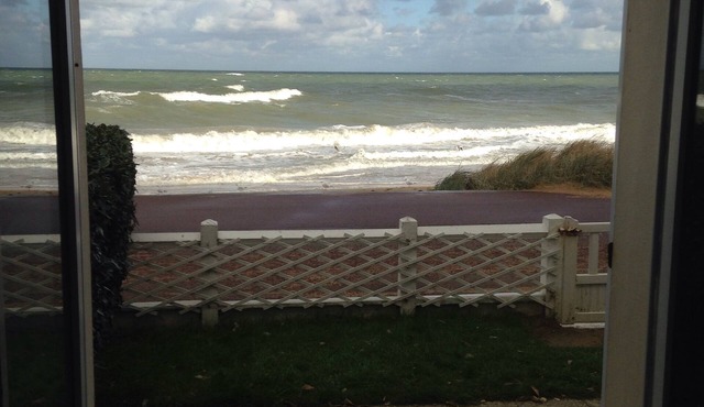 F2 + GARDEN - 4/5 PEOPLE, FACING AND DIRECT ACCESS TO THE SEA (week and W-End)
