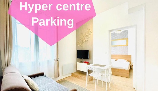 F2 Golden Lounge, Hyper Centre, Parking