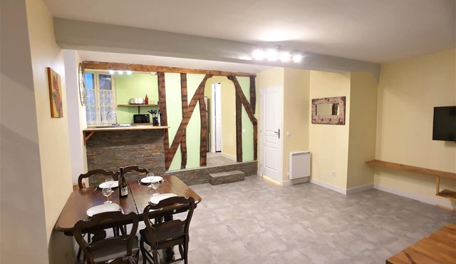 F2 in the heart of town with troglodyte room