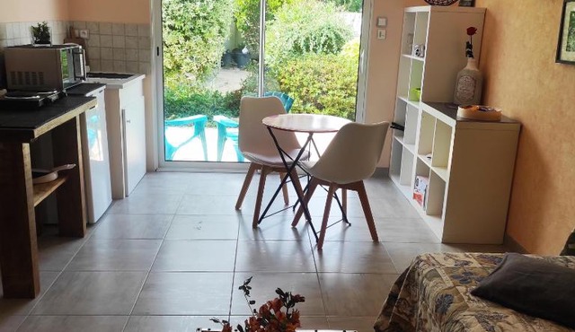 F2 privatif avec chambre et salle de bain privées et séparées chez l habitant nous aimons l appeler le Studio, mais il s agit d' un petit F2 avec chambre séparée ainsi que la salle de bain et les toilettes, il y a une petite terrasse privée