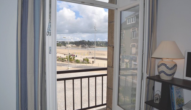 F2 Sea and Morgat beach view with small balcony