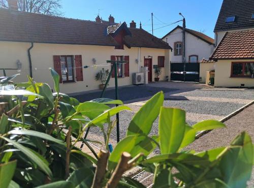 F3 80 m2 Longére plain pied au centre auxonne.