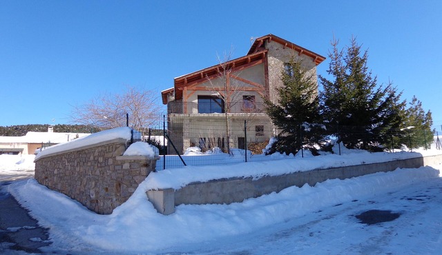 F3 apartment in mountain house with 900m2 garden and free parking