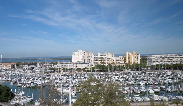 F3 Apartment - Sleeps 6 - Near Beach and Port - Air Conditioning