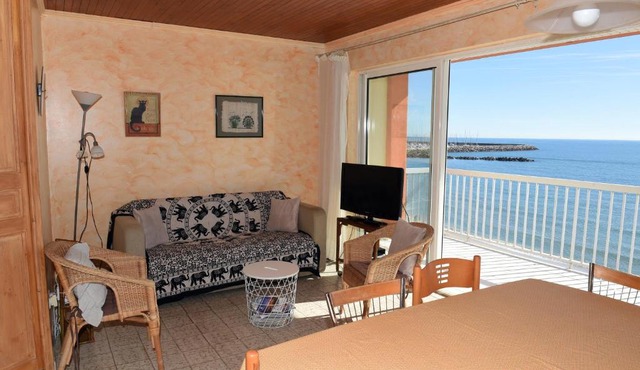 F3 LES PIEDS DANS L'EAU