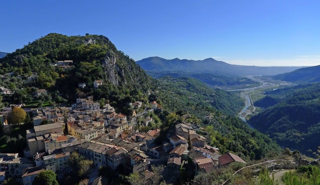 F3 quiet garden with village view