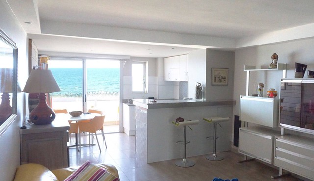 F3 standing on the beach, parking, super panoramic 180 ° view, Top position